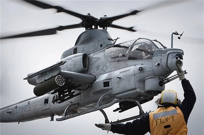 Day truc thang Mi-24 “ve vuon” de ruoc AH-1Z: Sai lam chet nguoi!