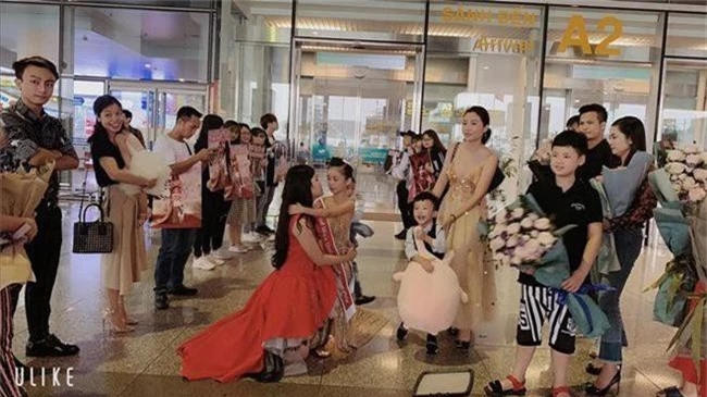 Nguyễn Ngọc Bảo Anh - cô bé 7 tuổi vừa đăng quang Hoa hậu hoàn vũ nhí 2019 - được đón bằng xe sang dát vàng khi trở về Việt Nam - Ảnh 2.