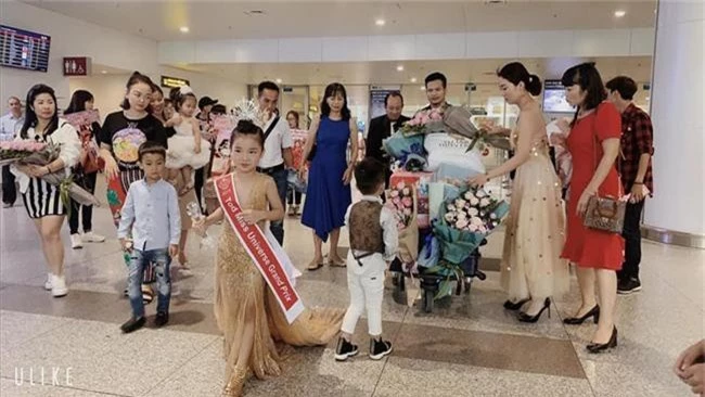 Nguyễn Ngọc Bảo Anh - cô bé 7 tuổi vừa đăng quang Hoa hậu hoàn vũ nhí 2019 - được đón bằng xe sang dát vàng khi trở về Việt Nam - Ảnh 3.