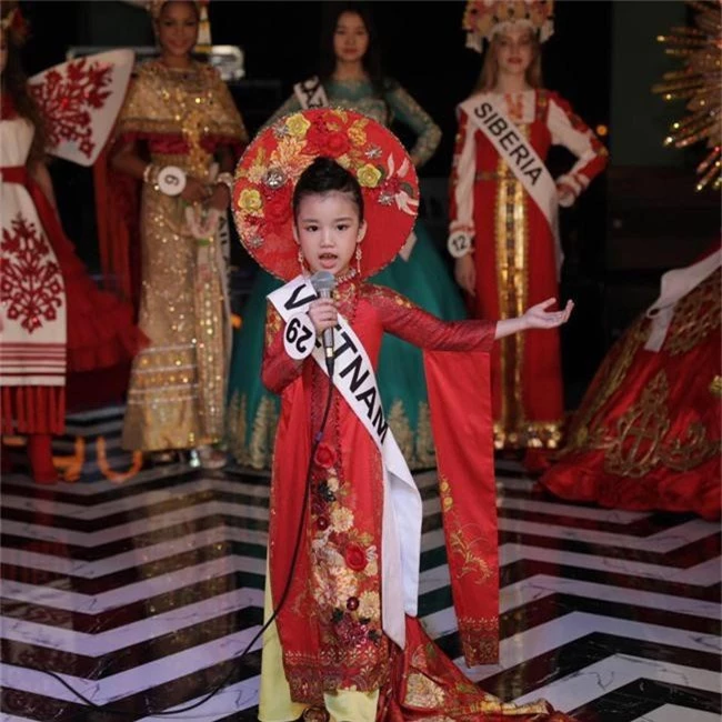 Nguyễn Ngọc Bảo Anh - cô bé 7 tuổi vừa đăng quang Hoa hậu hoàn vũ nhí 2019 - được đón bằng xe sang dát vàng khi trở về Việt Nam - Ảnh 4.