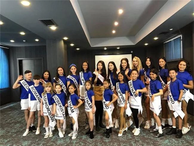 Nguyễn Ngọc Bảo Anh - cô bé 7 tuổi vừa đăng quang Hoa hậu hoàn vũ nhí 2019 - được đón bằng xe sang dát vàng khi trở về Việt Nam - Ảnh 6.