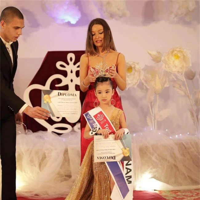 Nguyễn Ngọc Bảo Anh - cô bé 7 tuổi vừa đăng quang Hoa hậu hoàn vũ nhí 2019 - được đón bằng xe sang dát vàng khi trở về Việt Nam - Ảnh 8.