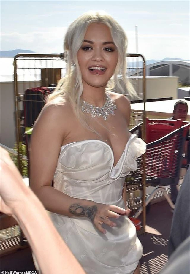 Mê mẩn dáng vóc hoàn hảo của Rita Ora - 1