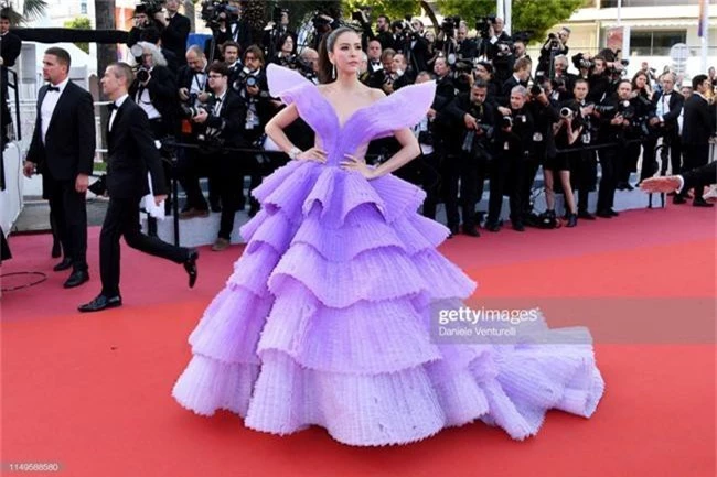 Thảm đỏ Cannes 2019 ngày thứ 3: Mỹ nữ Thái Lan chiếm spotlight vì bộ cánh táo bạo, Hoa hậu thế giới lại kém sắc hơn vì thân hình tăng cân - Ảnh 2.