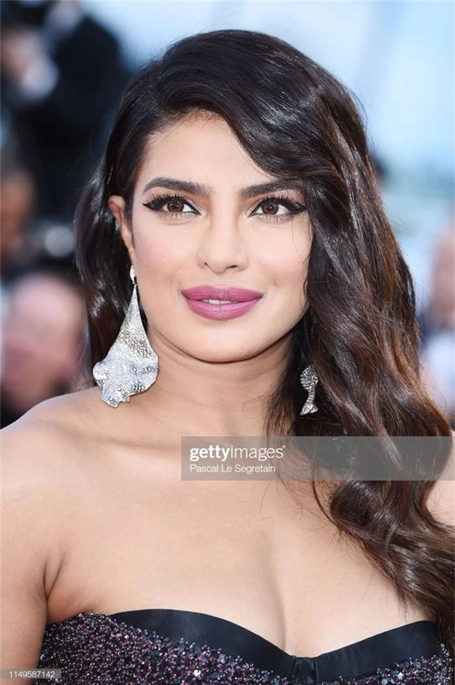 Thảm đỏ Cannes 2019 ngày thứ 3: Mỹ nữ Thái Lan chiếm spotlight vì bộ cánh táo bạo, Hoa hậu thế giới lại kém sắc hơn vì thân hình tăng cân - Ảnh 6.