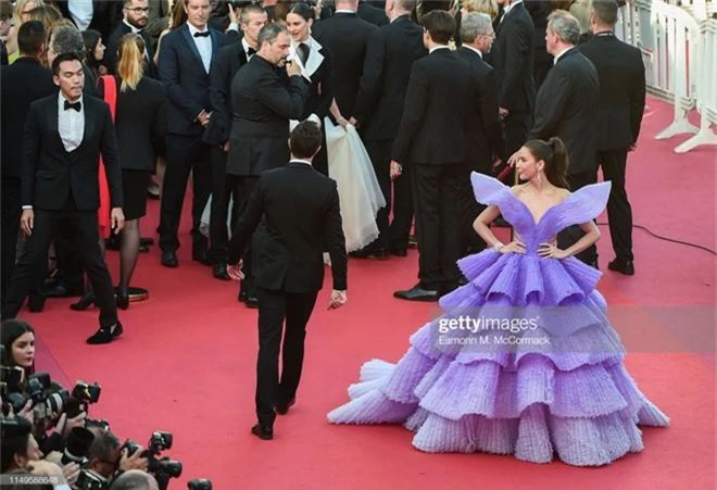 Thảm đỏ Cannes ngày 3: HLV The Face Thái Lan bất ngờ vùng lên chặt chém Bella Hadid cùng dàn mỹ nhân váy xẻ - Ảnh 14.