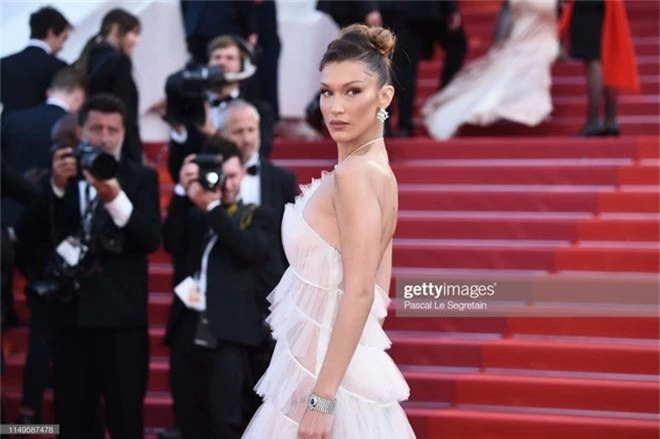 Thảm đỏ Cannes ngày 3: HLV The Face Thái Lan bất ngờ vùng lên chặt chém Bella Hadid cùng dàn mỹ nhân váy xẻ - Ảnh 2.