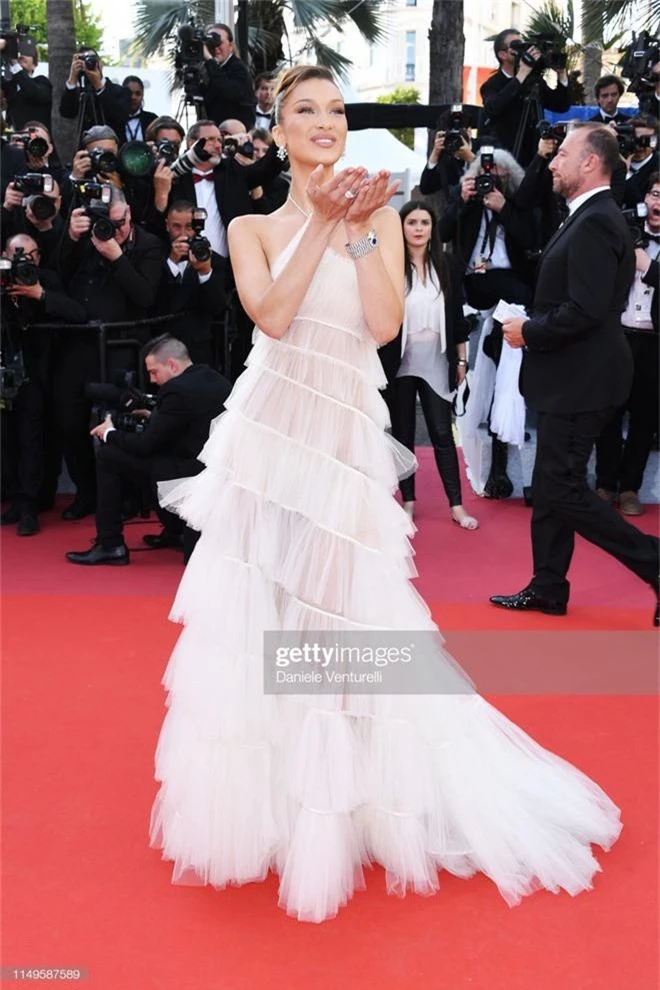 Thảm đỏ Cannes ngày 3: HLV The Face Thái Lan bất ngờ vùng lên chặt chém Bella Hadid cùng dàn mỹ nhân váy xẻ - Ảnh 3.