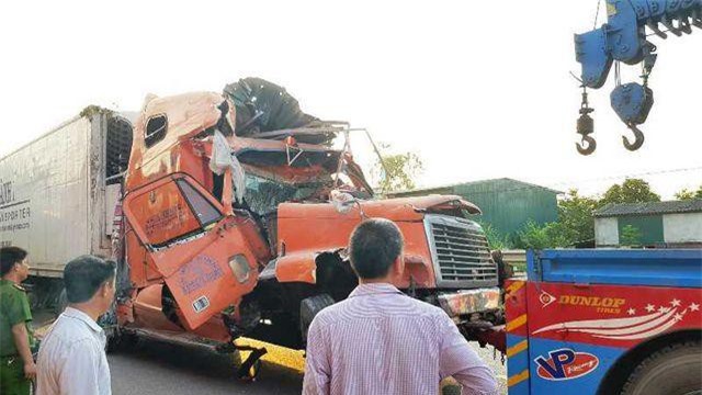 Nam Định: Xe container lao vào 4 nhà dân lúc nửa đêm