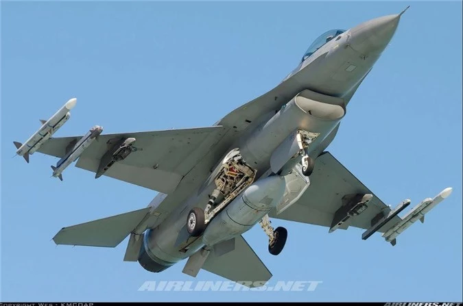 F-16 có thiết kế khá đặc biệt với cửa hút không khí nằm dưới bụng máy bay, dùng kiểu cánh tam giác. Nhìn chung, nó là một trong những máy bay chiến đấu có thiết kế đẹp nhất hiện nay. 