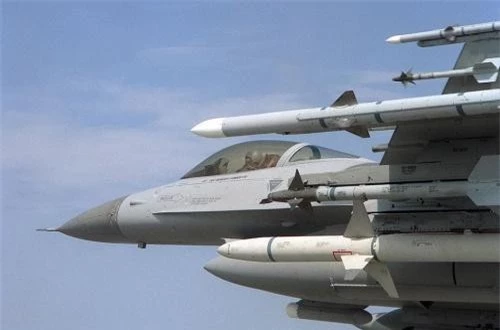 Dù nhìn kích cỡ F-16 khá nhỏ, dài 15m, trọng lượng rỗng 8 tấn nhưng nó mang khối lượng vũ khí tới 7,7 tấn - gần tương đương với Su-30 dù chúng trông nhỏ hơn nhiều. F-16 có thể đáp ứng đầy đủ nhiệm vụ từ đối không tới đối đất.