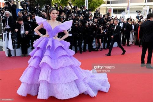 Thảm đỏ Cannes ngày 3: HLV The Face Thái Lan bất ngờ "vùng lên" chặt chém Bella Hadid cùng dàn mỹ nhân váy xẻ