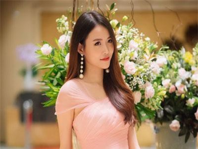 Á hậu Trương Mỹ Nhân khoe nhan sắc ngày càng thăng hạng khi tham dự sự kiện