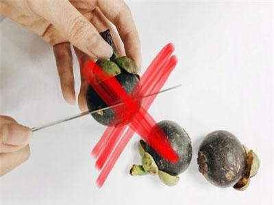 Mùa măng cụt đã đến, các mẹ hãy dạy bé cách ăn măng cụt không cần dao này nhé