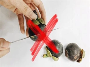 Mùa măng cụt đã đến, các mẹ hãy dạy bé cách ăn măng cụt không cần dao này nhé