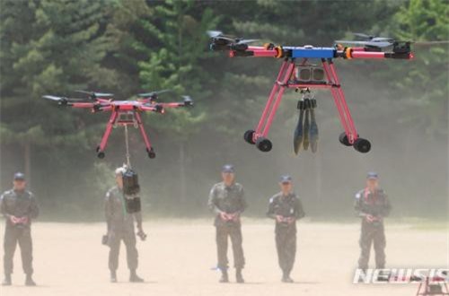 Hàn Quấn huấn luyện dùng UAV ném bom: Chiêu mới chống Triều Tiên? 