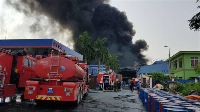 Cháy lớn kho hàng nằm gần cây xăng ở Hải Phòng