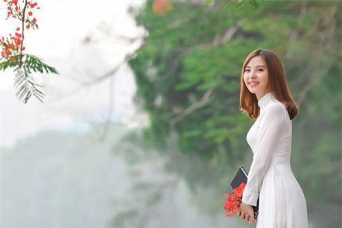 Thiếu nữ bâng khuâng kỷ niệm dưới tán phượng đỏ rực ven hồ