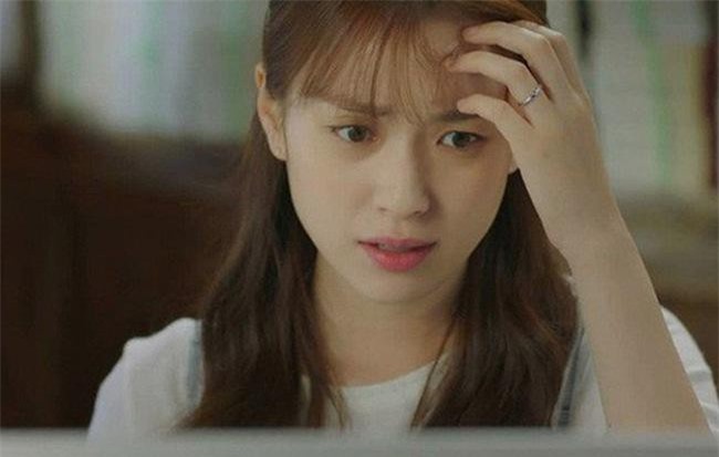 Dâu mới mặc váy về quê ăn giỗ bị họ hàng nhà chồng dị nghị và hành động cực kỳ đáng nể của mẹ chồng