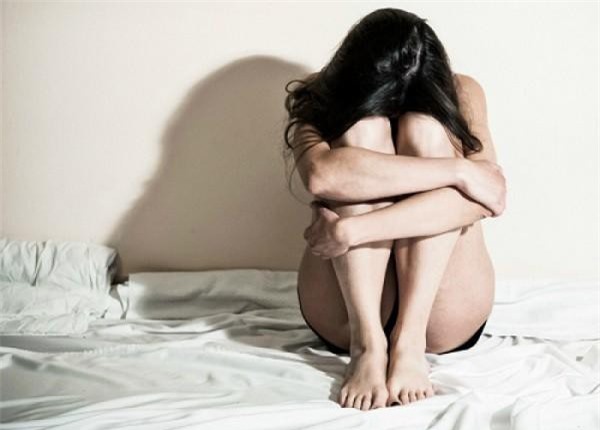 Đêm tân hôn, không thấy chồng đâu, tôi đi tìm thì bất ngờ nghe được câu thì thầm máu lạnh của chồng qua điện thoại