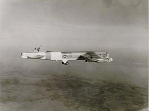 Không thể tin nổi khi B-52 và F-15 rụng đuôi, mất cánh vẫn về căn cứ an toàn