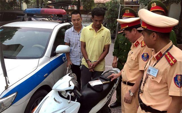 Hà Nội: CSGT bắt nóng gã trai dùng súng cướp xe máy của phụ nữ