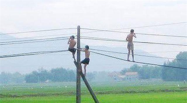  Sơn La:  Đu dây điện để nhảy tắm ao, 2 cháu bé tử vong thương tâm