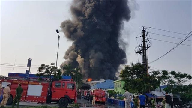 Cháy lớn kho hàng nằm gần cây xăng ở Hải Phòng - 2