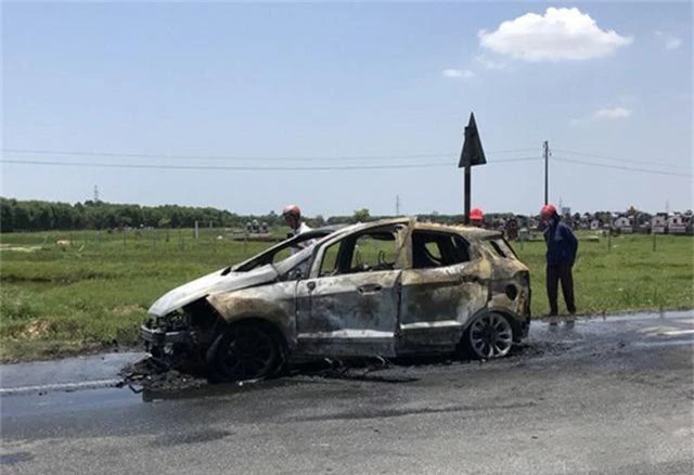 Xe Ford Ecosport bất ngờ cháy trơ khung nghi do bị quấn rơm dưới gầm - 2