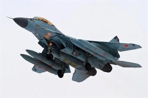 Tải trọng vũ khí của MiG-29 không quá lớn chỉ khoảng 4 tấn với 7 điểm treo cho phép triển khai tối đa 4-6 tên lửa không đối không tùy từng loại.