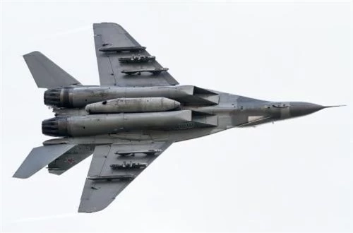  Ngoài ra, trong vai trò đối đất MiG-29 mang được tối đa 6 quả bom 700kg. Phiên bản MiG-29SMT hiện đại hơn có thể triển khai vũ khí không đối đất dẫn đường như tên lửa Kh-25, Kh-29, Kh-31.