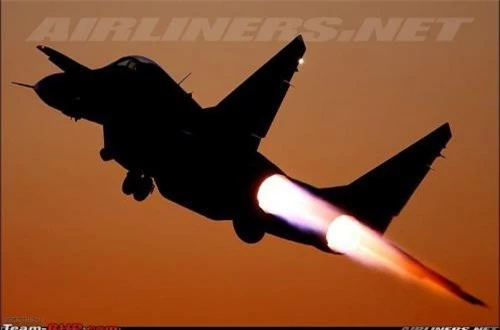 Tiêm kích MiG-29 được trang bị hai động cơ turbofan RD-33 cho tốc độ tối đa Mach 2,25 tức là 2.400km/h ở trần bay cao.