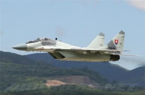  Về khí tài điện tử, các đời MiG-29 trang bị hệ thống radar khác nhau, hiện phiên bản MiG-29SMT hiện đại nhất sử dụng mẫu N010M Zhuk-M có tầm trinh sát tới 120km với mục tiêu trên không và lên tới 300km với mục tiêu là tàu biển cỡ lớn.