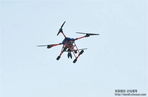 Tuy nhiên thay vì mang camera, những chiếc UAV mini này mang theo vài trái đạn cối 60mm hoặc các bọc thuốc nổ. 