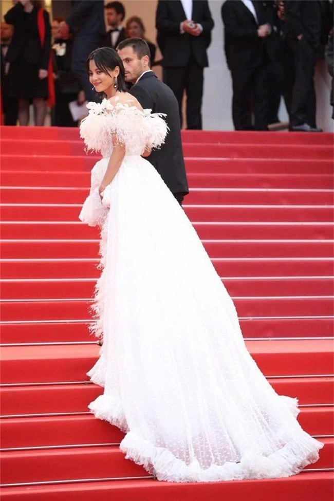 Ngộp thở với các màn khoe ngực táo bạo tại Cannes ngày 4: Mỹ nhân Như Ý Truyện khoe sắc với váy xẻ cũng vẫn chào thua siêu mẫu thả rông vòng 1 - Ảnh 1.