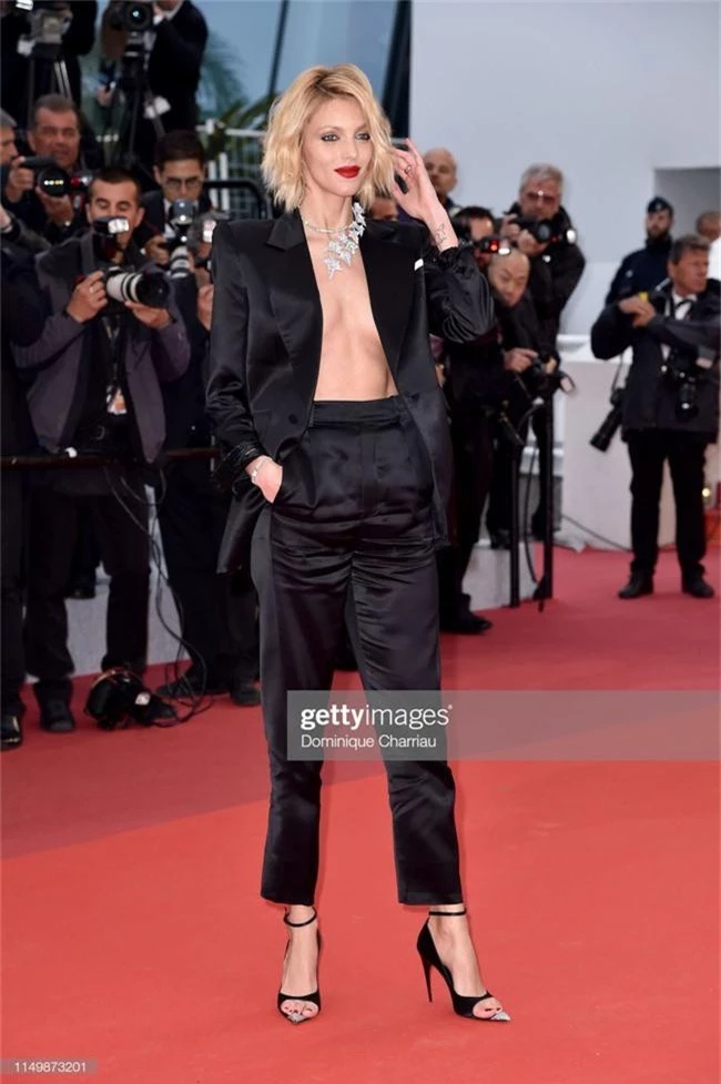 Ngộp thở với các màn khoe ngực táo bạo tại Cannes ngày 4: Mỹ nhân Như Ý Truyện khoe sắc với váy xẻ cũng vẫn chào thua siêu mẫu thả rông vòng 1 - Ảnh 3.