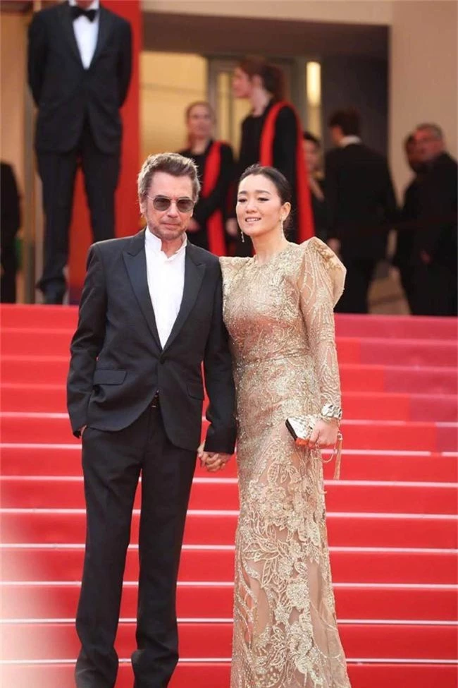 Ngộp thở với các màn khoe ngực táo bạo tại Cannes ngày 4: Mỹ nhân Như Ý Truyện khoe sắc với váy xẻ cũng vẫn chào thua siêu mẫu thả rông vòng 1 - Ảnh 8.
