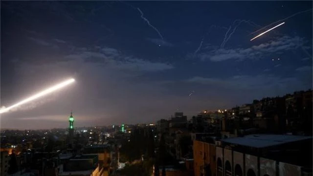 Video Syria bắn hạ tên lửa từ Israel trong đêm - 1