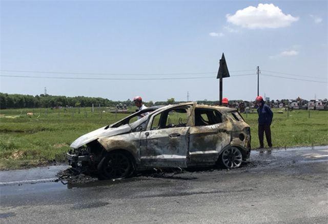 Hà Tĩnh: Xe Ford Ecosport bất ngờ cháy trơ khung nghi do bị quấn rơm dưới gầm