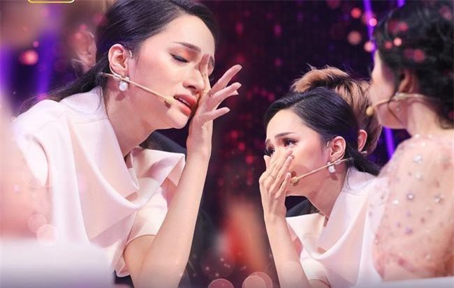 "Người ấy là ai?": Hương Giang khóc nức nở vì chàng trai sinh năm 2000 từ Mỹ về, đến mức phải dừng nhận xét giữa chừng