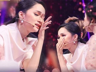 "Người ấy là ai?": Hương Giang khóc nức nở vì chàng trai sinh năm 2000 từ Mỹ về, đến mức phải dừng nhận xét giữa chừng