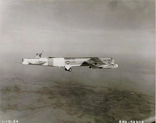 Chiếc B-52H vẫn tiếp tục bay mặc dù bị mất phần cánh đuôi đứng