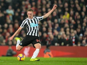 M.U theo đuổi tiền vệ lạ hoắc thay Herrera