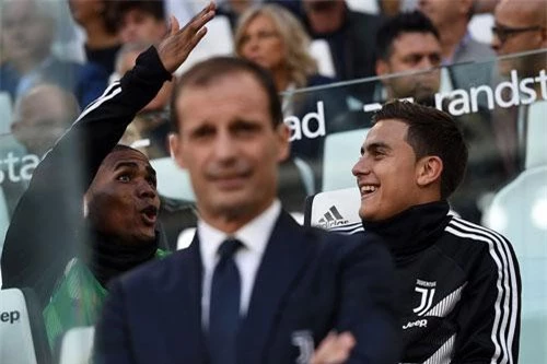 Douglas Costa (trái) và Paulo Dybala là 2 người vui nhất khi HLV Allegri ra đi?