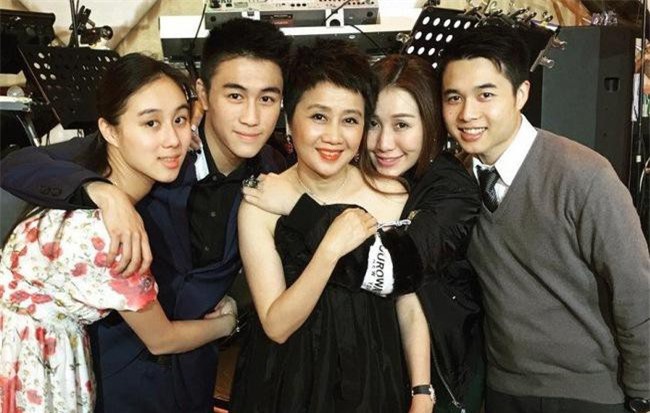 Cậu ấm cô chiêu con trùm sòng bạc Macau tranh nhau hẹn hò, mang thai để giành tài sản?