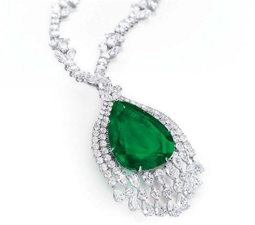 Vẻ đẹp của chiếc vòng cổ kim cương mặt ngọc lục bảo có giá 98 tỷ đồng