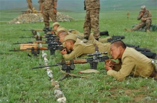 Huấn luyện với súng trường bắn tỉa Dragunov SVD. 