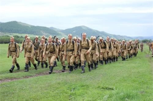 Lực lượng Vũ trang Mông Cổ có quân số khoảng 35.000 người, nhưng trong đó số binh sĩ lục quân lên tới 30.000 người. Đạo quân này được trang bị 470 xe tăng; 700 xe thiết giáp; 600 khẩu pháo. Trang bị tiêu chuẩn cá nhân binh sĩ là súng trường AK-47 và AKM.