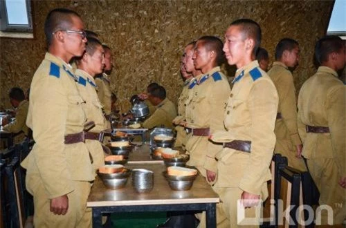 Bữa ăn khá đạm bạc của tân binh Mông Cổ. 