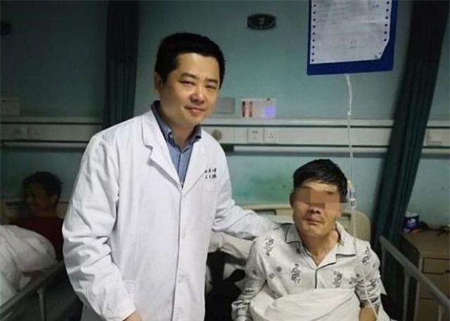 Hãi hùng người đàn ông say rượu nôn ra khối u rồi... nuốt trở lại